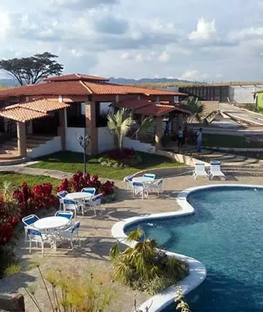 Piscina y cabañas - Estancia Los Manantiales Piscina y cabañas - Estancia Los Manantiales