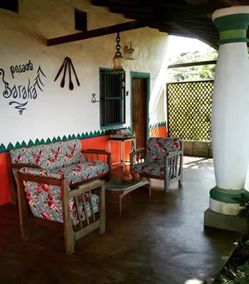 Sala en el interior de Posada Baraka