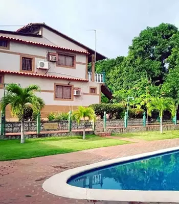 Piscina y posada 3TJA